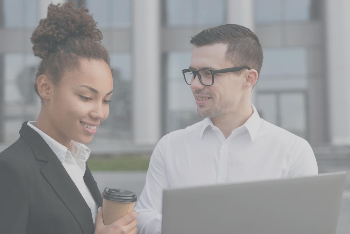Equipo de zyrapoliten trabajando en análisis financiero